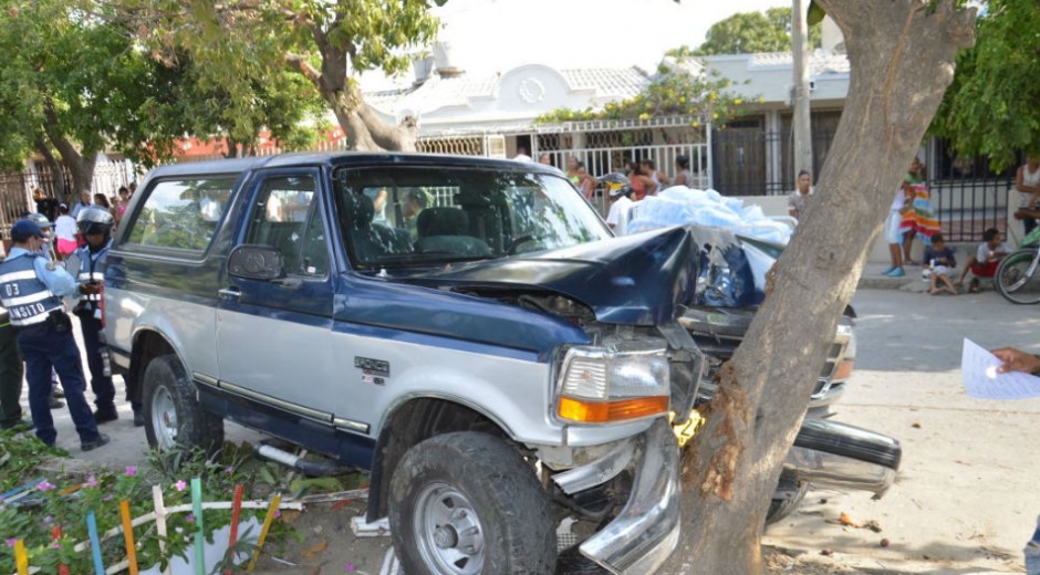 La camioneta chocó contra un árbol. 