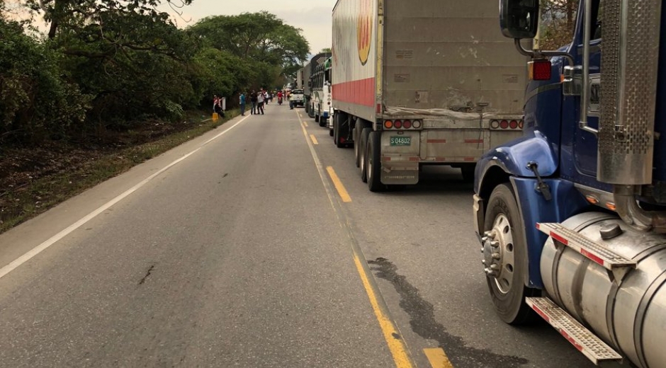 Imagen del trancón que se presentó desde la tarde en la vía Ariguaní-Ciénaga.