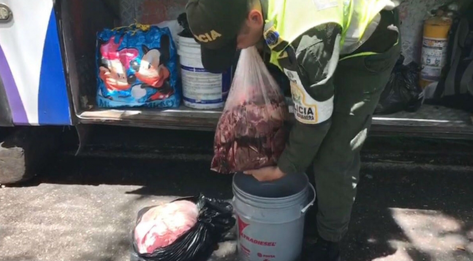 En los buses de servicio público y sin las mínimas normas de sanidad es transportada la carne que viene desde Venezuela. 