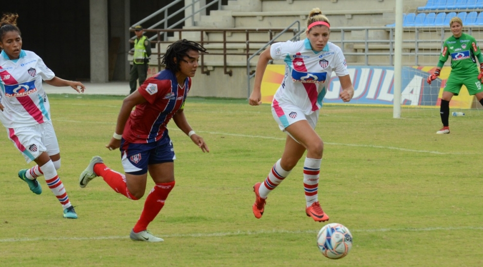 Momentos del partido entre el Unión Femenino y las Tiburonas del Junior Femenino, que se jugó este domingo en el estadio Sierra Nevada.