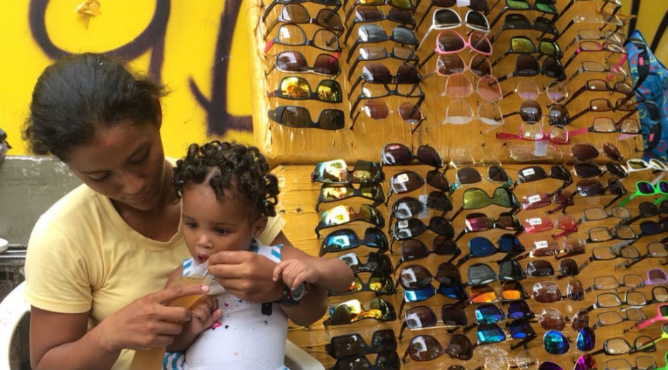 Seguimiento.co Denis lleva a su hija a su puesto de gafas porque no tiene con quién dejarla.