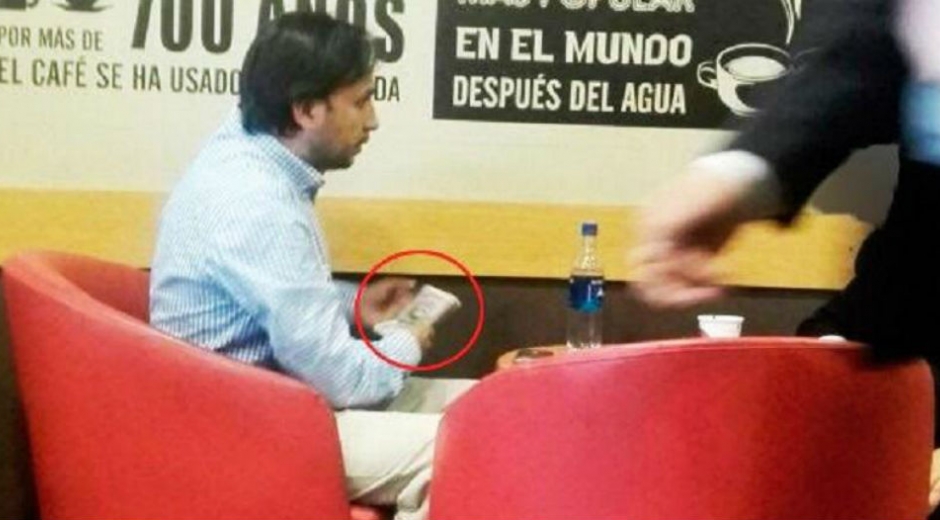 Funcionario de la Fiscalía recibiendo dineros.