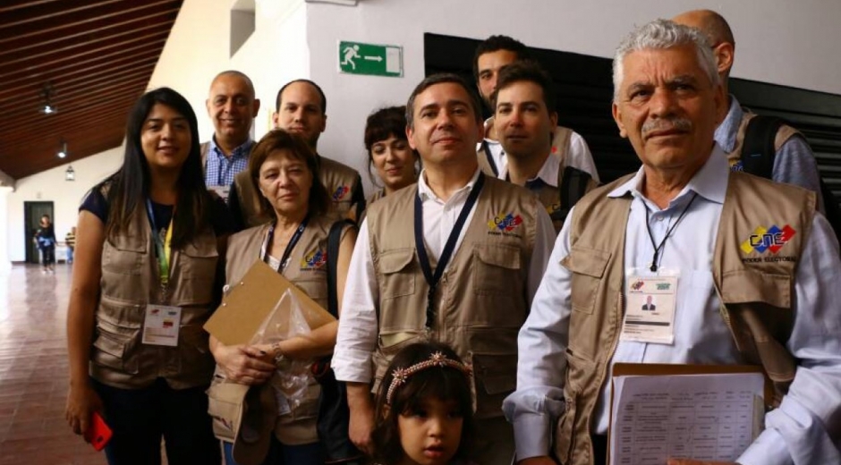  Javier Couso (centro), diputado de IU en el Parlamento Europeo, reportó normalidad en votaciones en Venezuela.