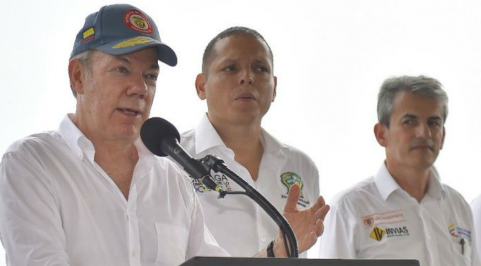 El alcalde de Ciénaga, Nene Pérez, acompañó al presidente Santos durante su intervención.