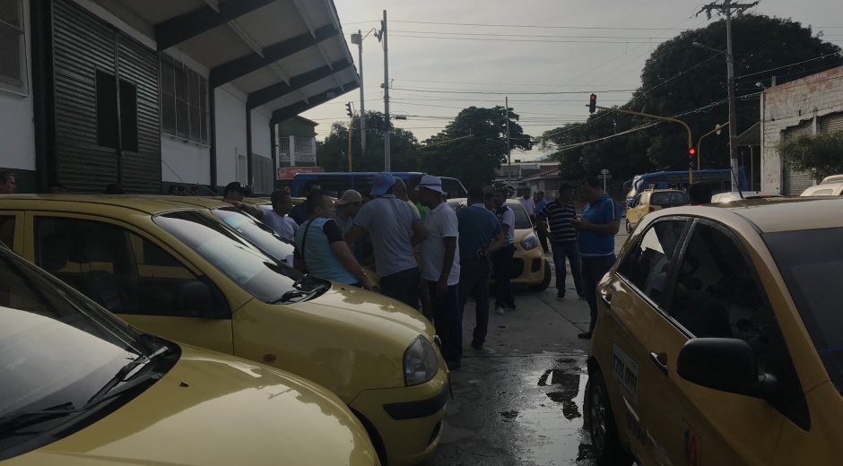 Taxis congregándose en la Federación de Cafeteros para llevar votantes de Iván Duque.