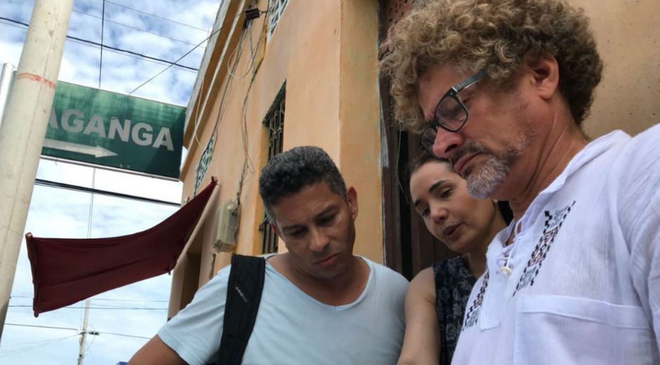 Oficina de Comunicaciones Unimagdalena. El samario Yuldor Gutiérrez (director de la serie) y Xilena Aycardi (actriz) ultimando detalles de la grabación.