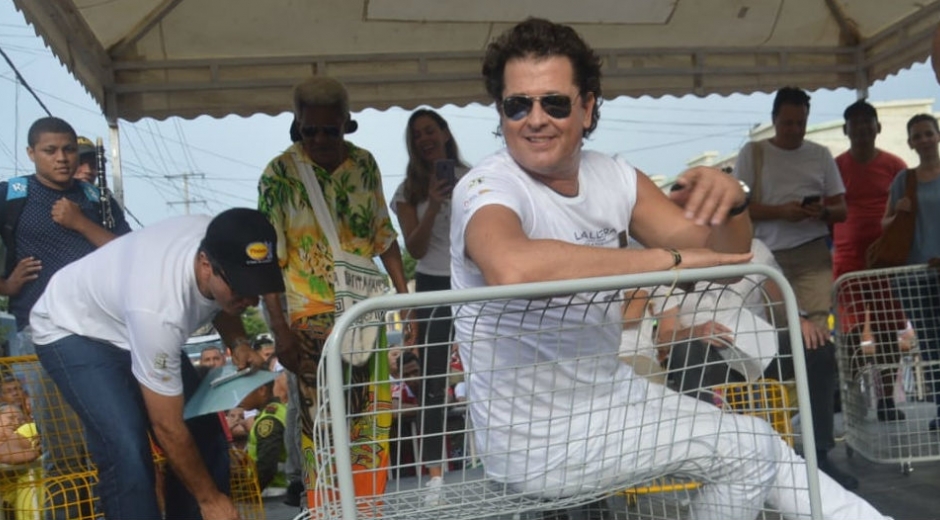 Seguimiento.co Carlos Vives mostrando por primera vez 'Las Callejeras'.