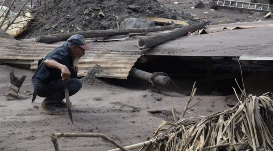 Zonacero.com Un hombre observa los daños a una vivienda afectada por el volcán de Fuego.