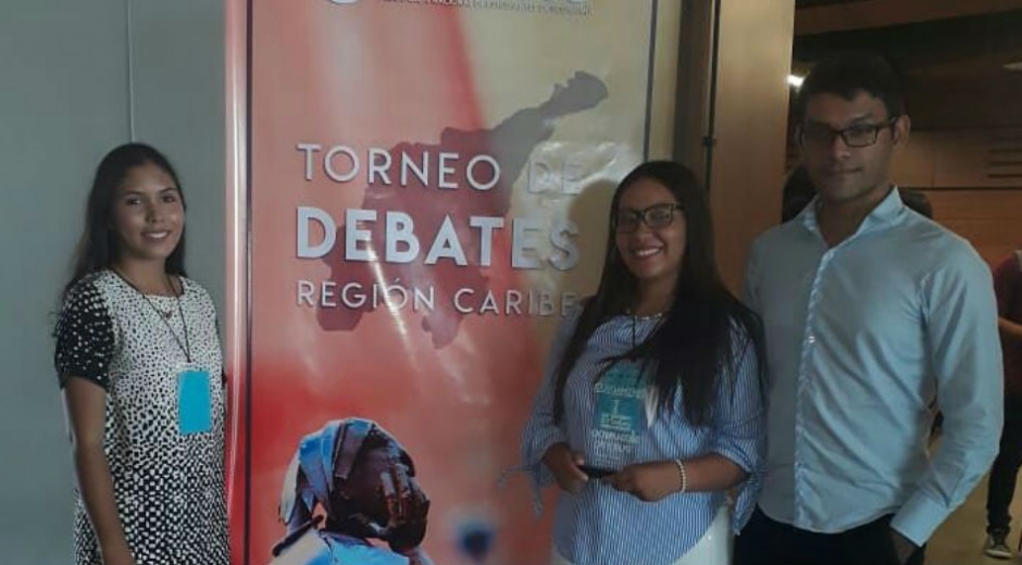 La joven de séptimo semestre del Programa de Economía Ana Pirela Ríos, quien hace parte del equipo de alumnos que concursó en este Torneo, junto con Vanessa Mier García y Daniel José Rueda Lobato, de sexto y cuarto semestre respectivamente, fue premiada por ocupar el primer lugar en oratoria entre todos los participantes de las diferentes universidades de la Costa Caribe colombiana.