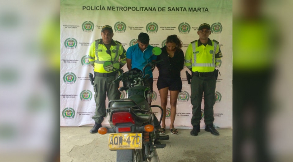 Policía Pareja capturada por presunto robo de motocicleta.