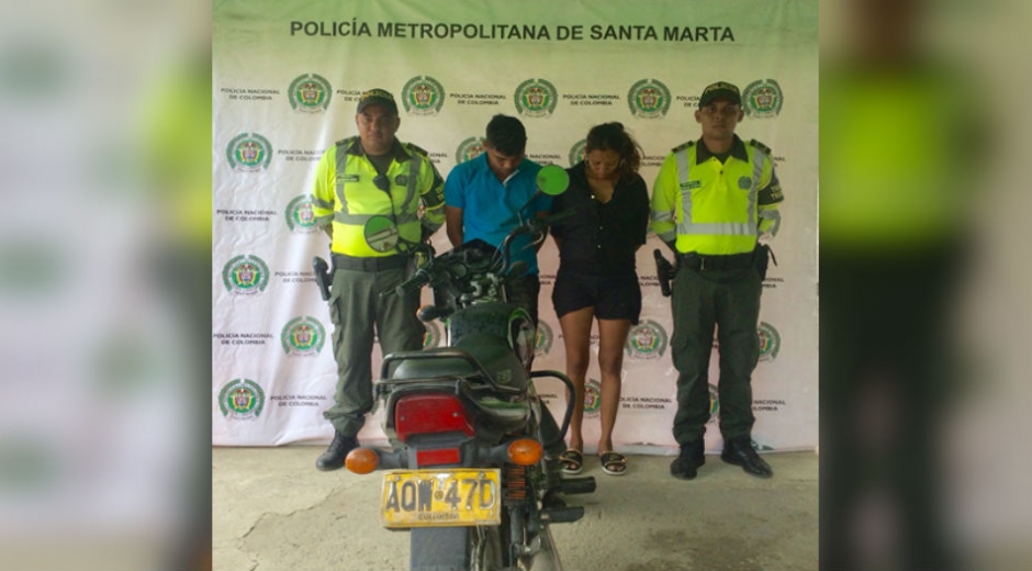 Pareja capturada por presunto robo de motocicleta.