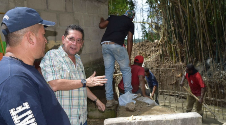Oficina de Comunicaciones Alcaldía de Aracataca. Dicho muro,en su totalidad, fue construido en varios frentes.