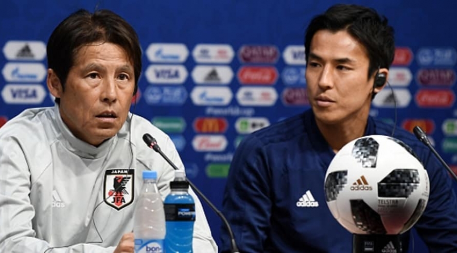 El técnico Akira Nishino (i) y el centrocampista Makoto Hasebe en rueda de prensa previa al partido.