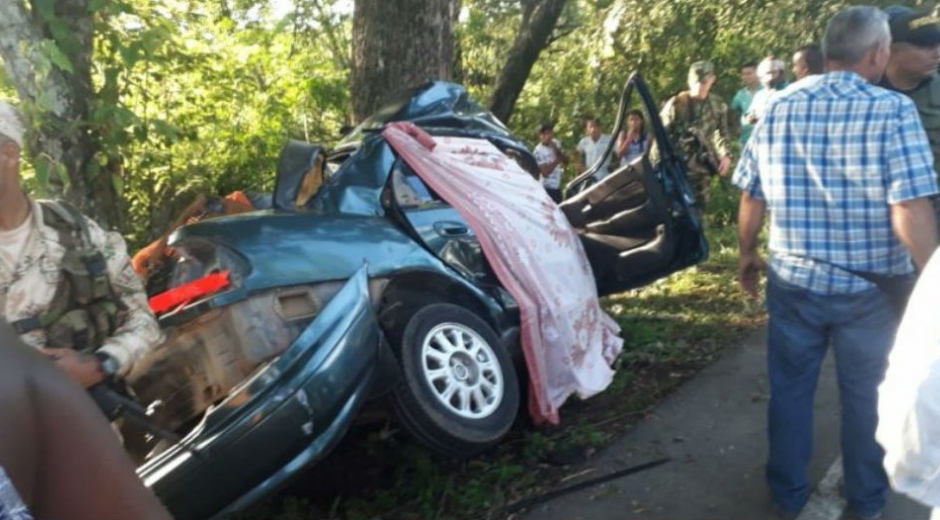 Al parecer, el conductor perdió el control del vehículo y chocaron contra un árbol.