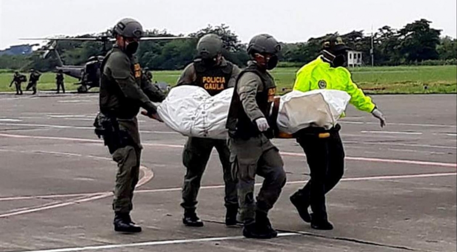 EFE Policía colombiana traslada los cuerpos del equipo periodístico ecuatoriano.