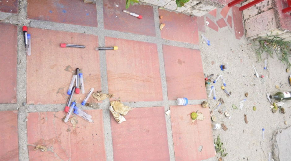 Residuos hospitalarios encontrados en el barrio El Jardín.