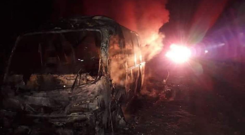 Delincuentes incendiaron buseta de servicio público Santa Marta.