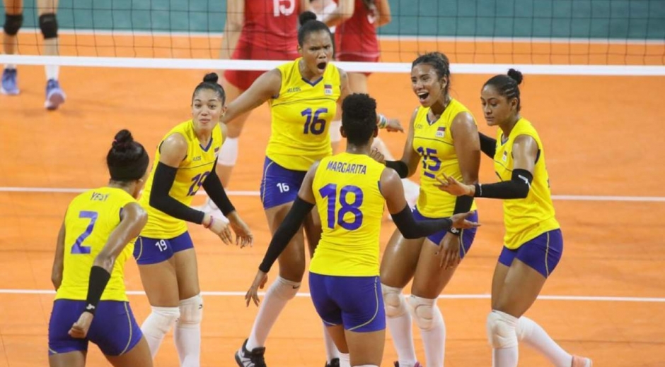 El equipo base de voleibol femenino durante el disputado partido ante México.