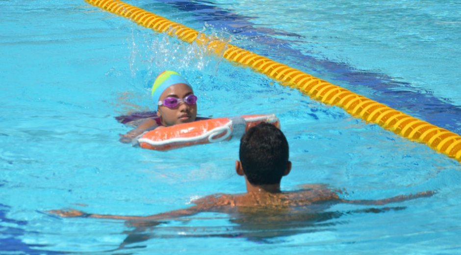 Con flotador y acompañada de salvavidas, presentó la prueba de natación la capitana de Sincelejo. 