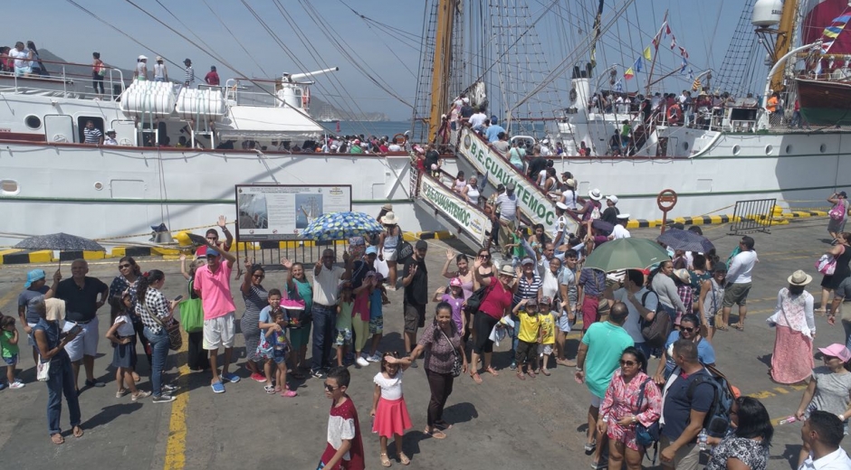 •	Familias completas se pasearon la bahía y el terminal, aportando al disfrute y goce de la Fiesta del Mar.