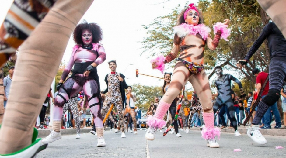 Momentos del desfile folclórico durante las Fiesta del Mar.