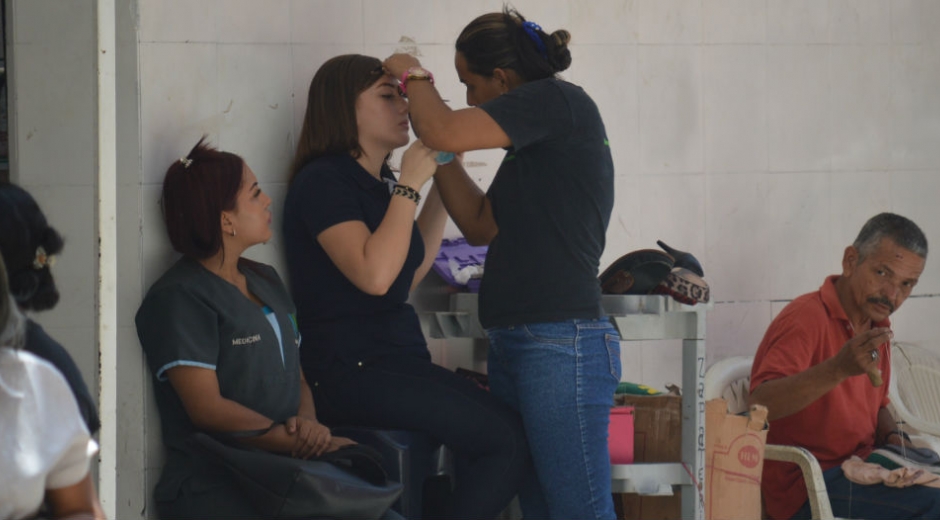 La sacada de cejas es lo más común en plena Quinta. 