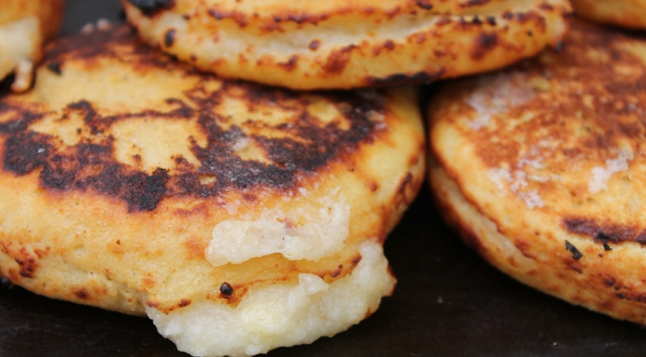 Las arepas y la lechona, de los platos típicos que pueden solicitarse por domicilio.