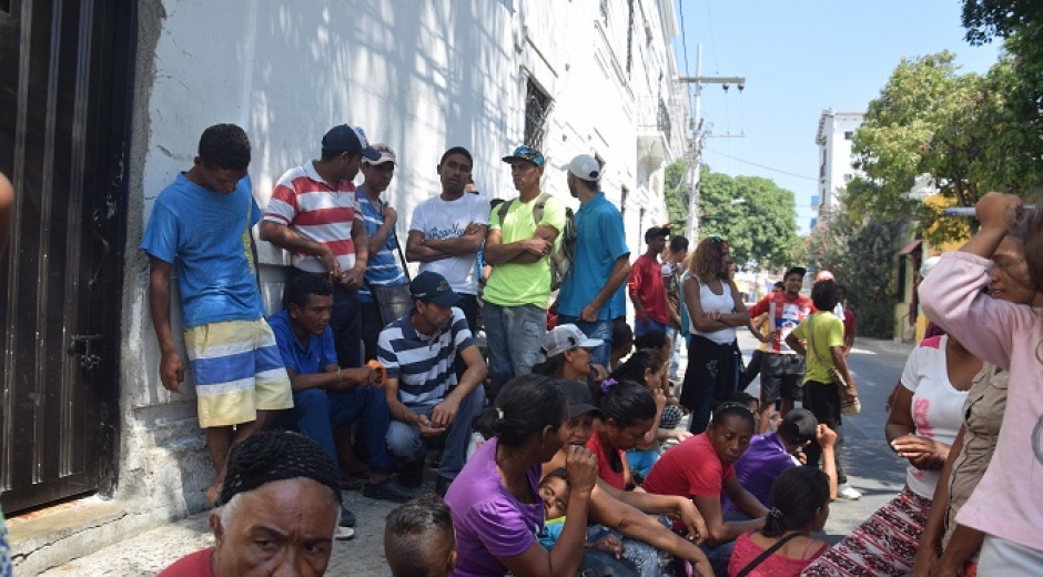 A diario cientos de venezolanos se apostan a las afueras del San Juan de Dios a pedir un plato de comida.