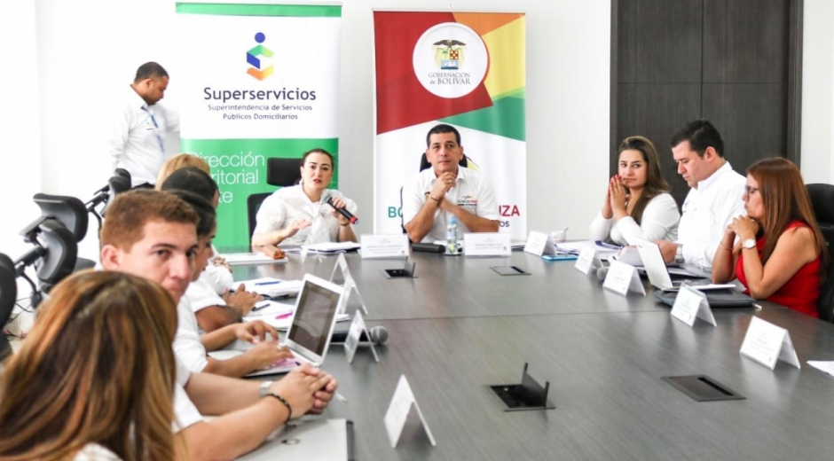  María Paula Jaramillo, Superintendente de Servicios Públicos (e) y el Gobernador de Bolívar, Dumek Turbay. 