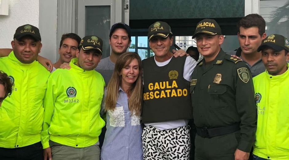 Rodolfo Fito Acosta, su esposa y personal de Policía. 