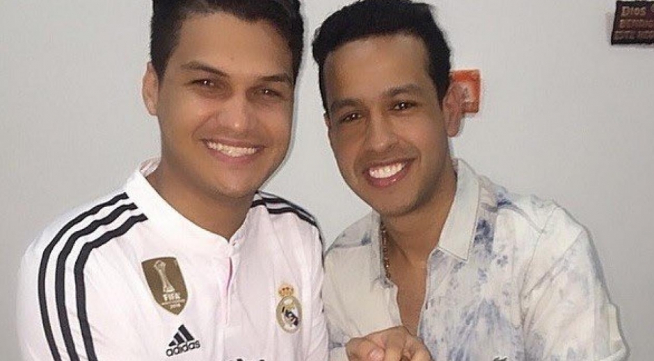  El cantante Elder Dayan Díaz junto a su fallecido hermano Martín Elías.