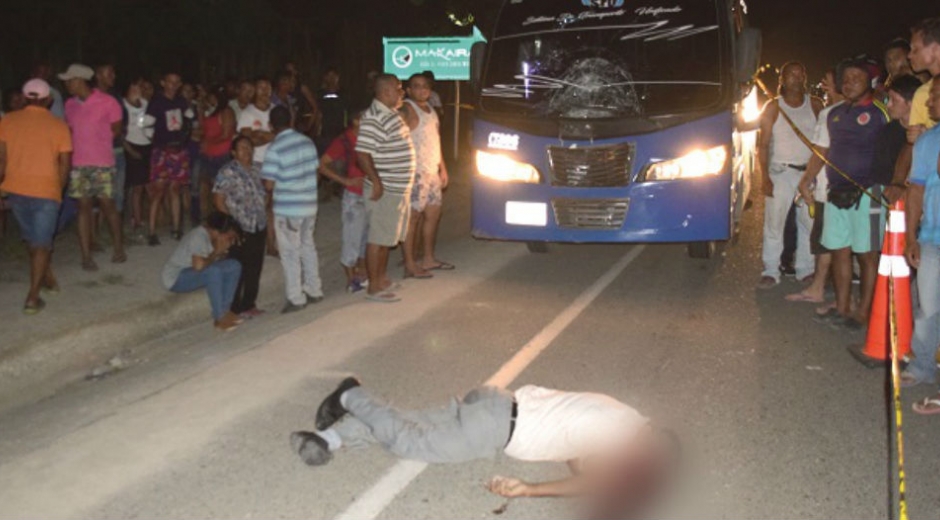 El cuerpo del anciano quedó tendido en la carretera.