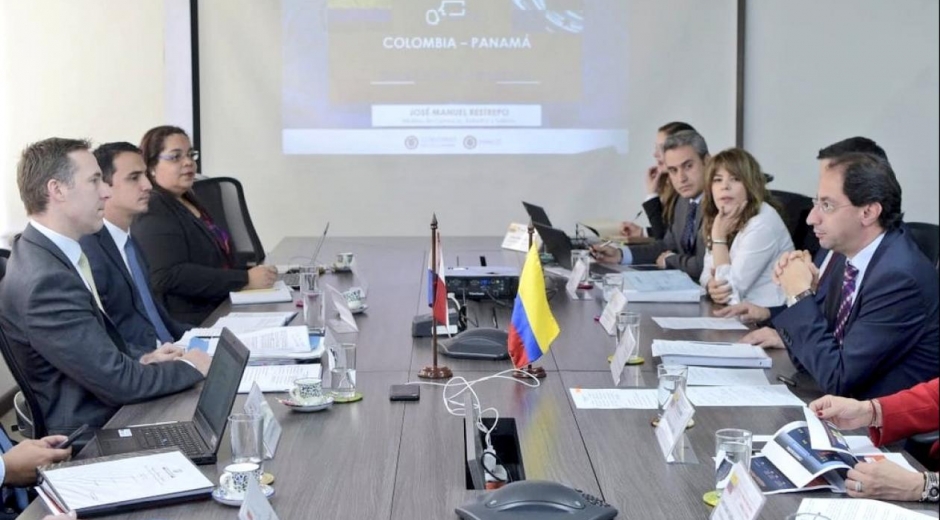 Reunión entre ministros de comercio de Colombia y Panamá.