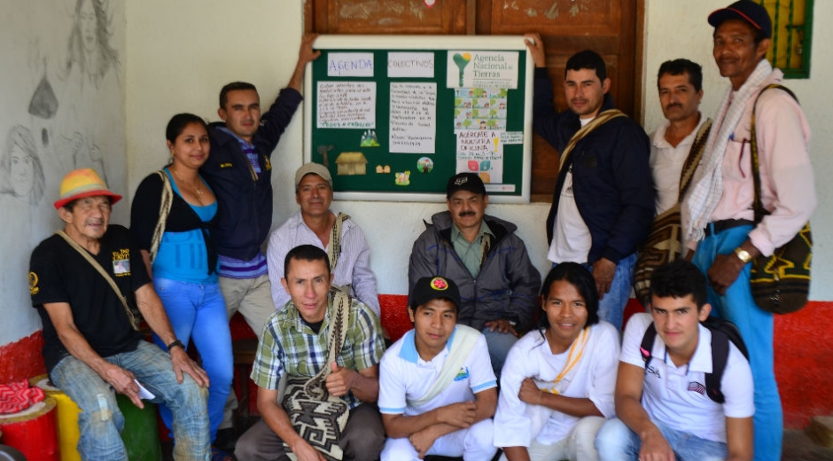 Líderes veredales de la zona alta de Minca, en Santa Marta, conformaron el comité editorial del periódico mural para organizar la información institucional y comunitaria.