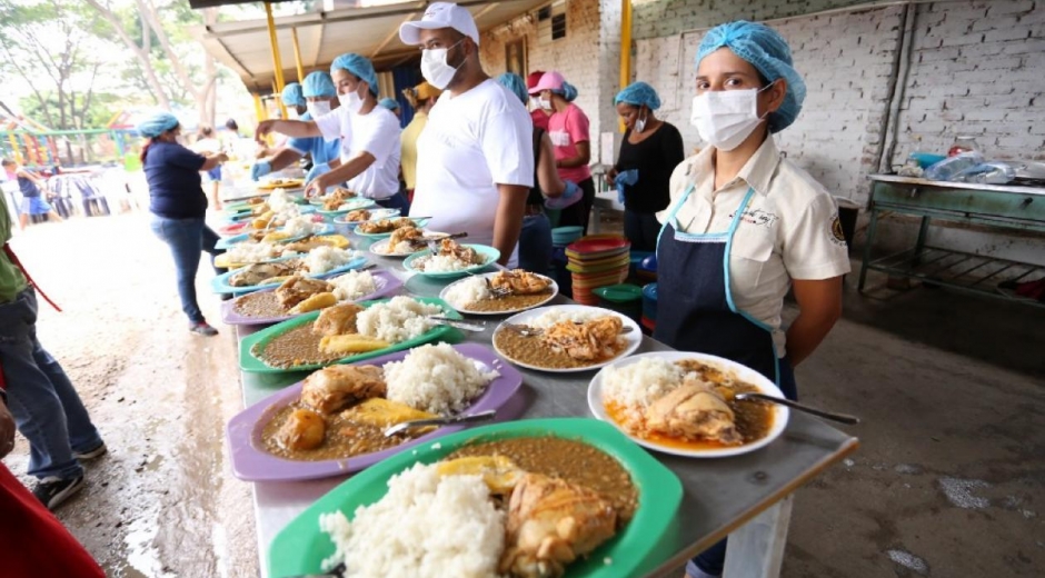 WFP/Deivid Torrado. Voluntarios esperan con comidas calientes a los beneficiarios que llegan diariamente.