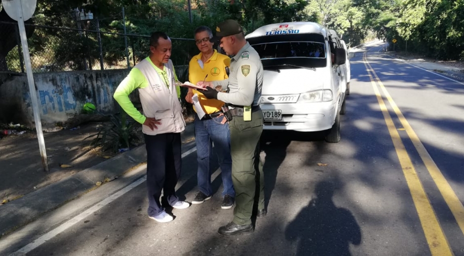 La Policía está realizando controles a los vehículos que prestan servicios turísticos.