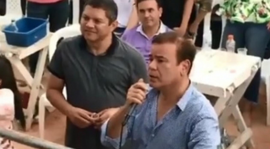 Ivan Villazon hablandole a Poncho Zuleta en medio de una presentación 