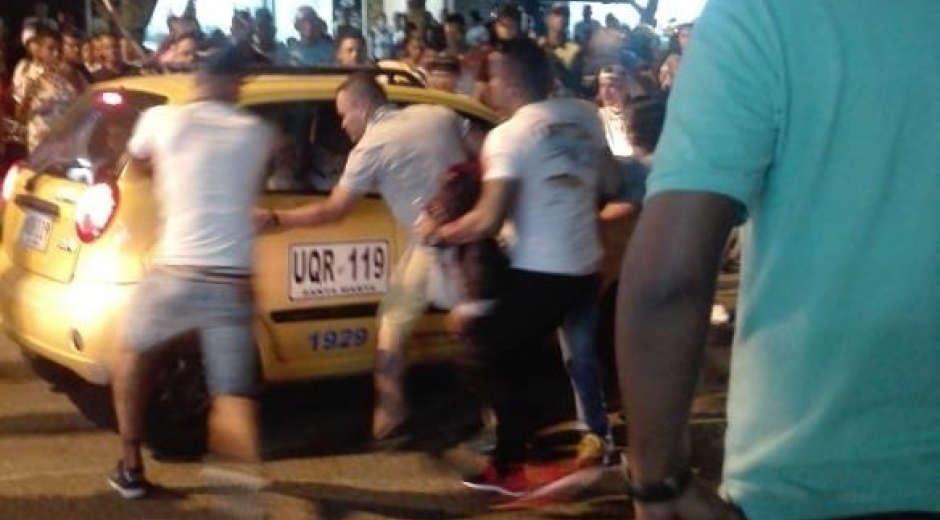 La víctima fue trasladada en un taxi a la Clínica Bahía, donde horas después falleció. 