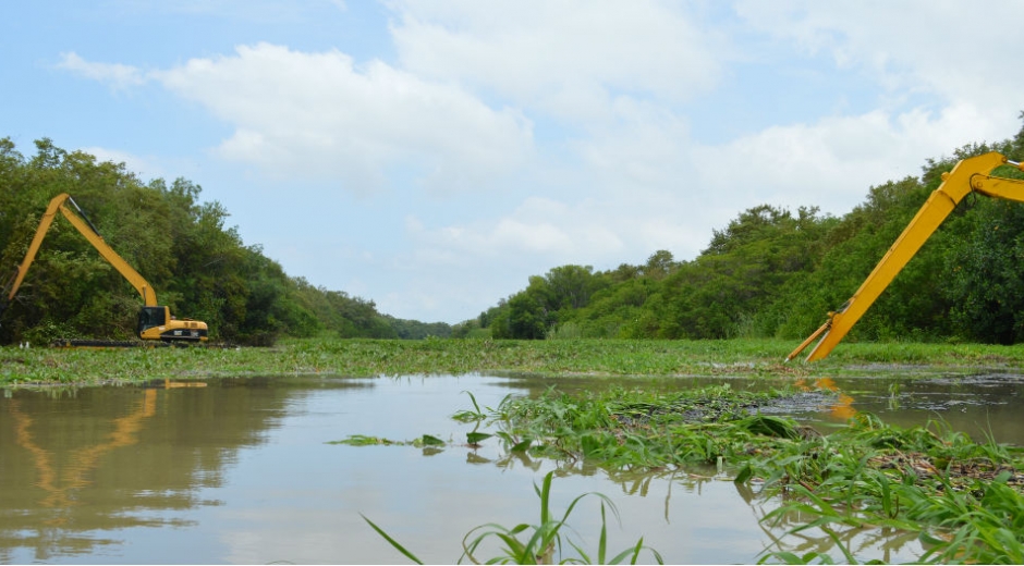 Corpamag Dragado caños en la Ciénaga Grande de Santa Marta.