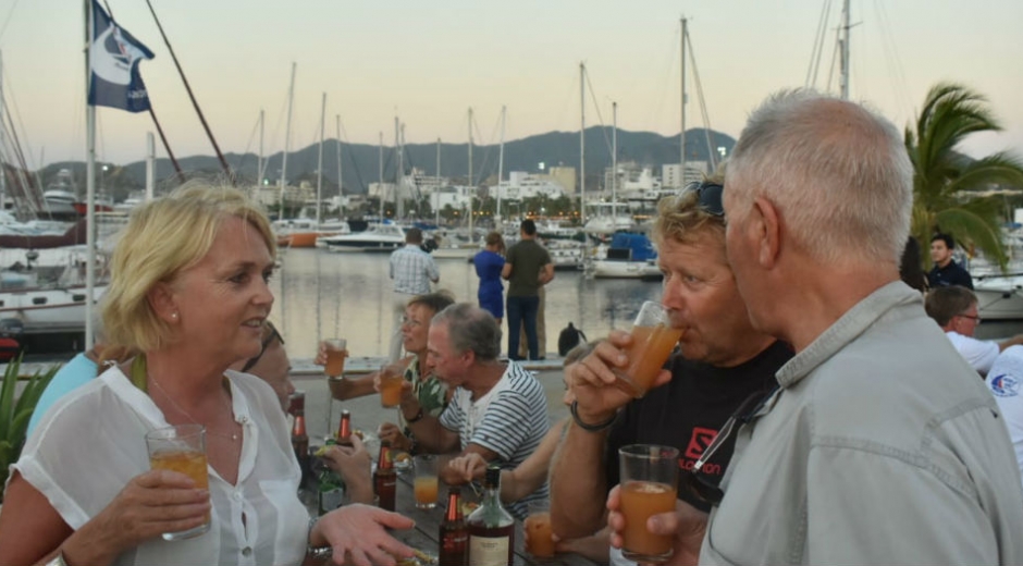 Extranjeros disfrutando de la Marina Internacional de Santa Marta