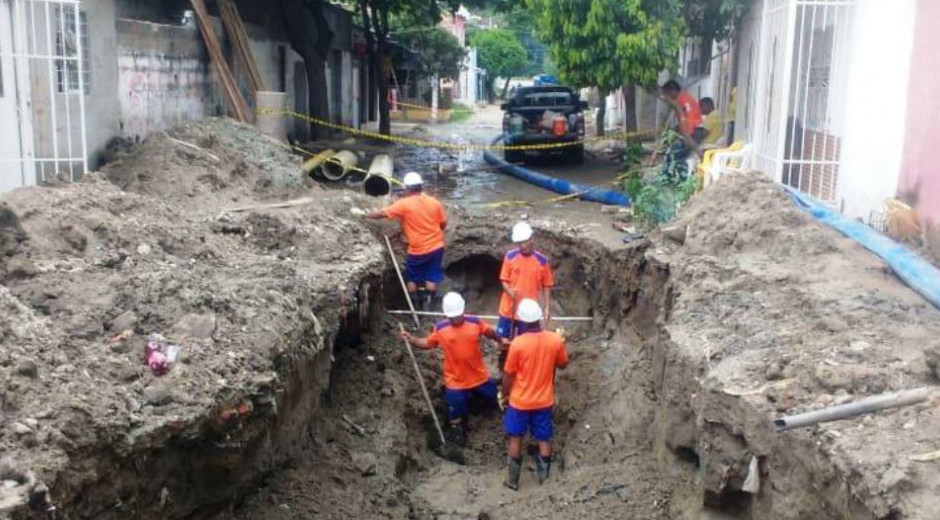 Essmar atiende emergencia en el colector de El Pantano.