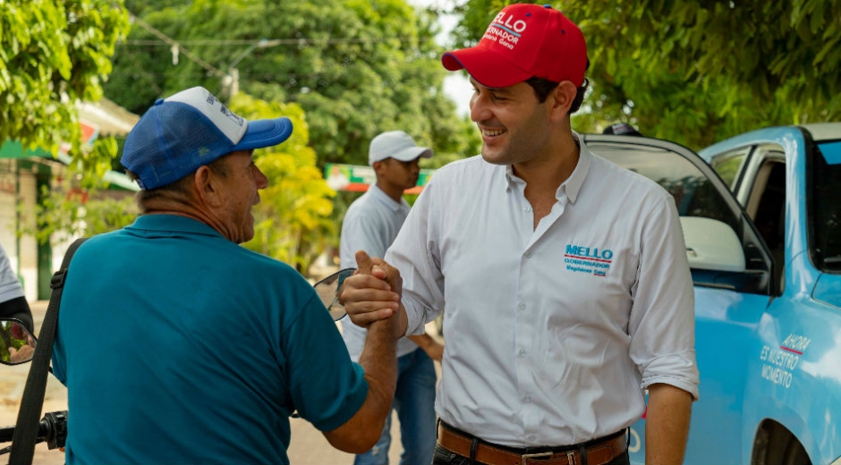 El Mello reunido con simpatizantes de su campaña.