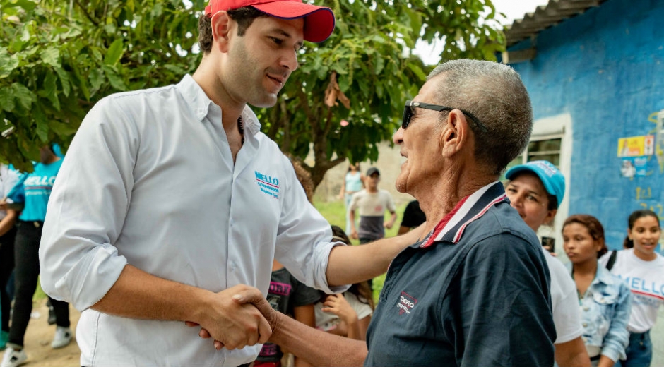 El Mello reunido con simpatizantes de su campaña.