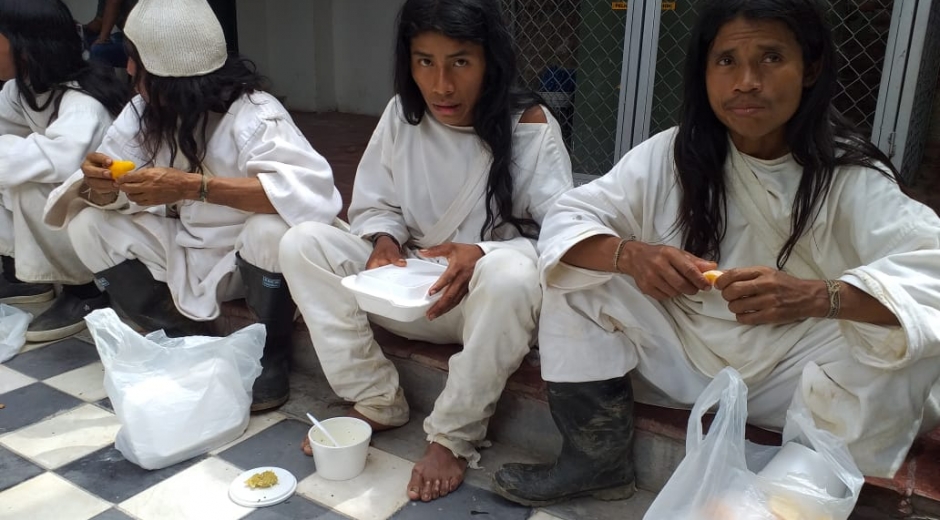 Los indígenas que llegaron en horas de la mañana a la capital del Magdalena en horas de la mañana fueron atendidos por la Secretaría del Interior del Magdalena con refrigerios y almuerzos. 