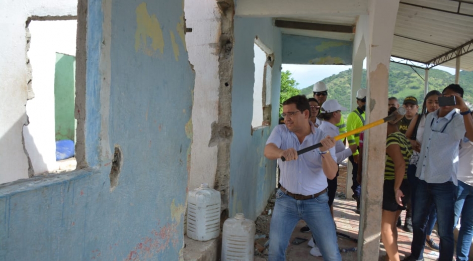 Demolición de vivienda en Gaira. 