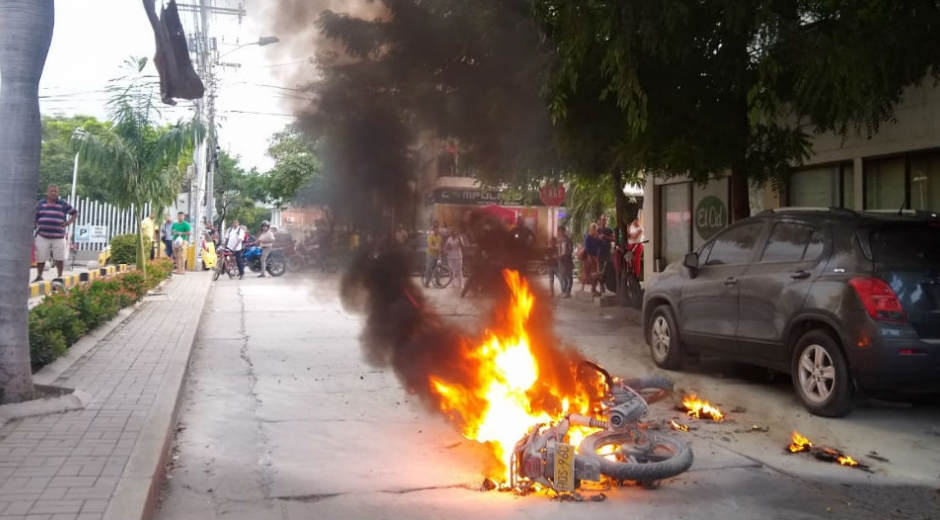 Oscar Mejía- Seguimiento.co Hombre incendia su moto frente a Socol