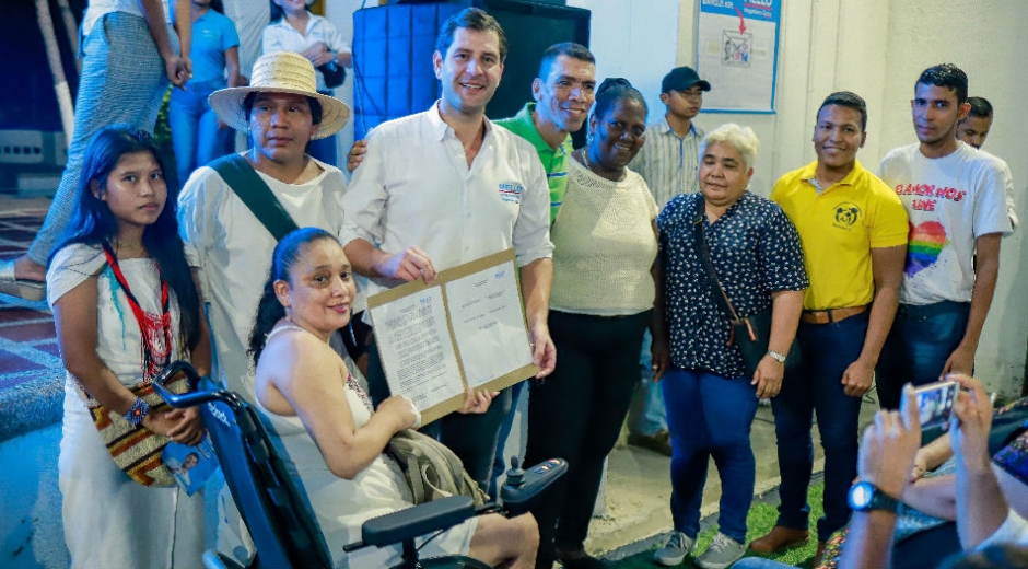 Cortesía El Mello reunido con simpatizantes de su campaña.