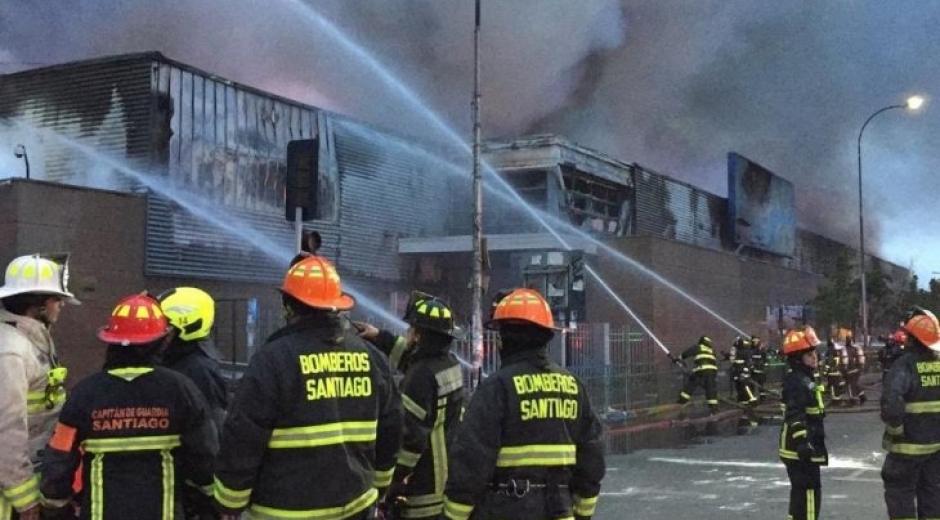 Tres personas murieron en un incendio que se produjo en medio del saqueo de un enorme supermercado.