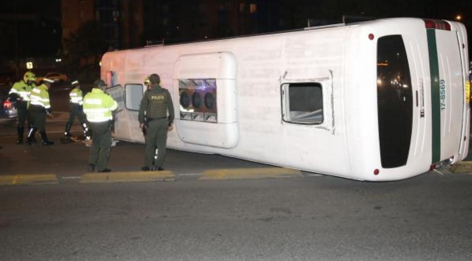 El Tiempo Así quedó el bus de la Policía.