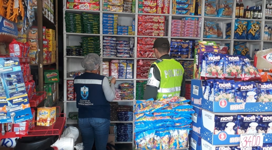 La Secretaría de Salud y la Policía Metropolitana están realizando operativos en tiendas y supermercados.